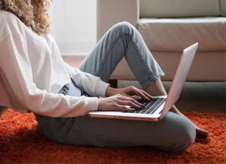 Consultora acessando notebook