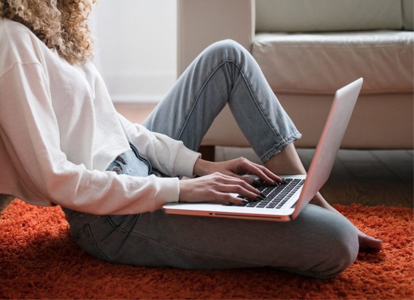 Consultora acessando notebook